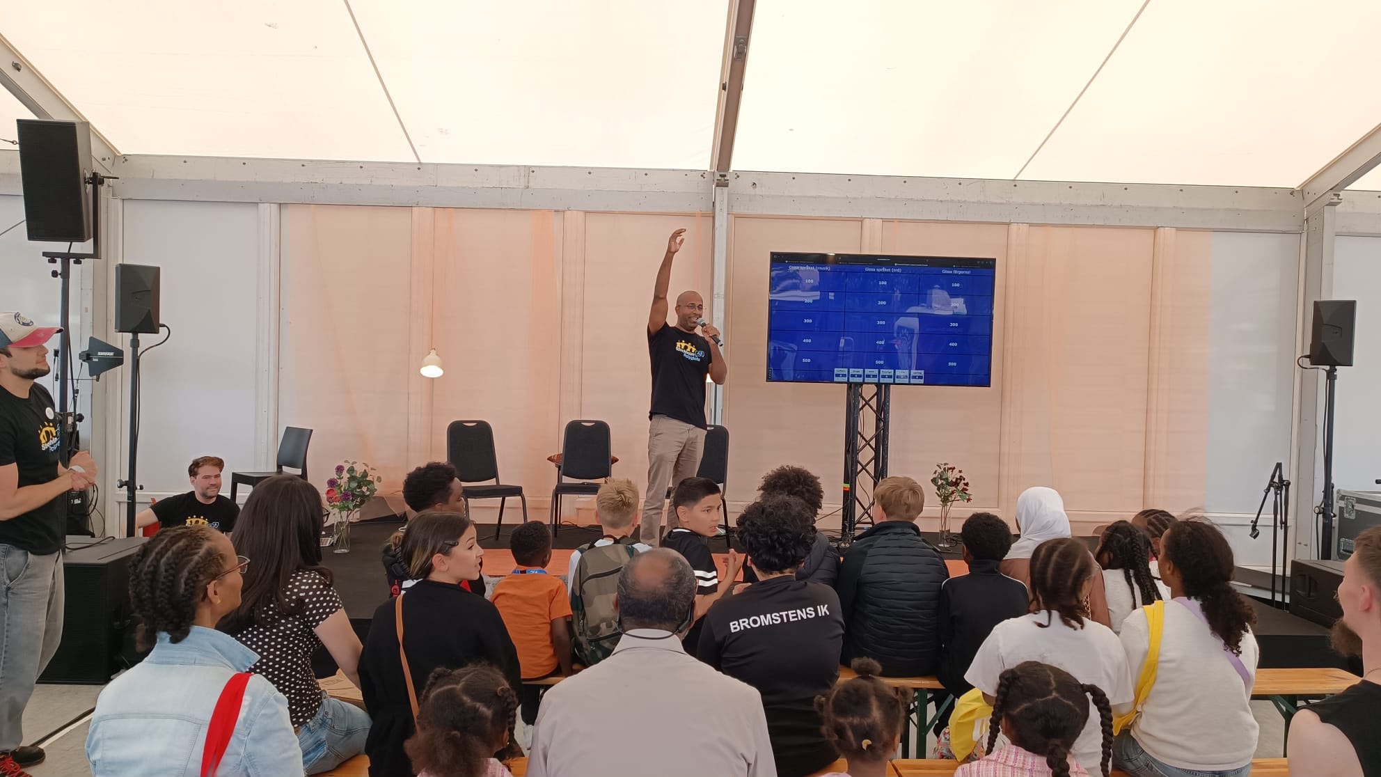 Stockholm Polyglots hosting a language quiz on stage