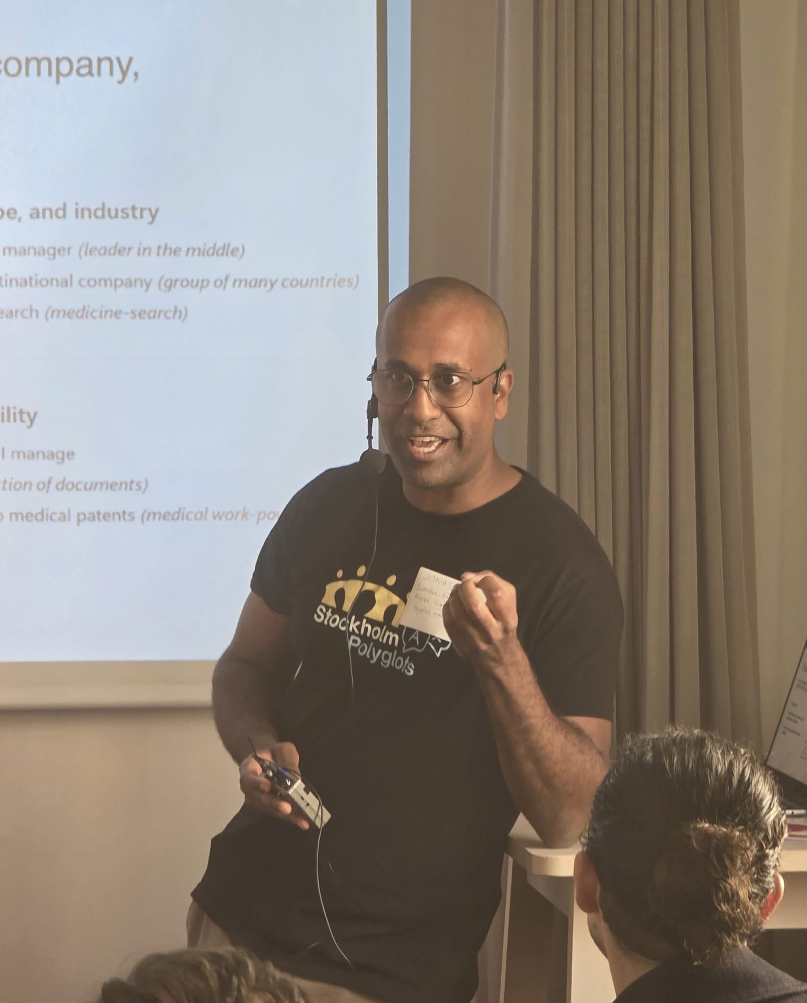 A Stockholm Polyglots organizer presenting at a language workshop
