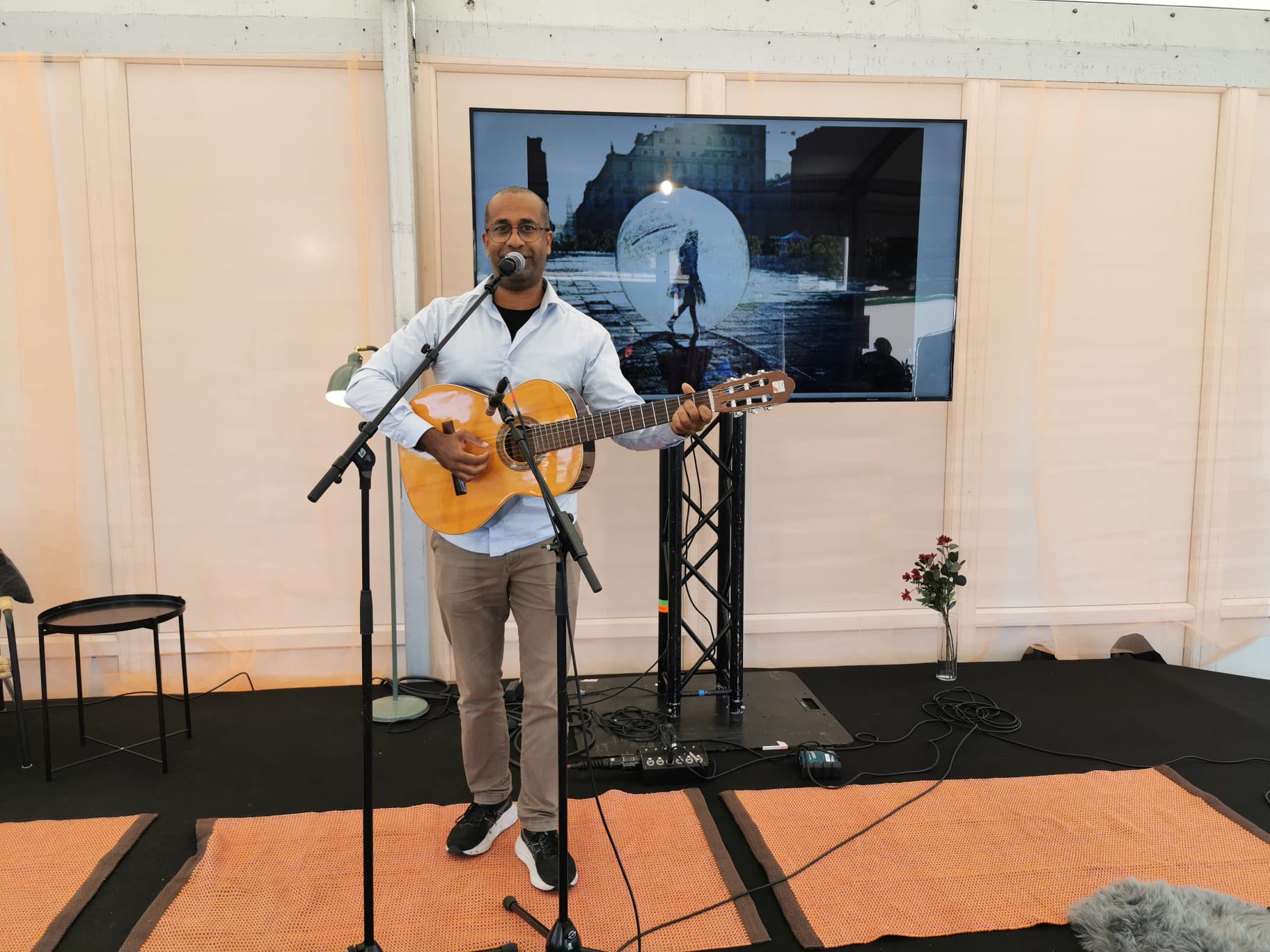 A Stockholm Polyglots member performing a song on guitar